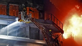 Mohutný požár vypukl v bytovém komplexu ve Valencii. Dva obyvatelé čekali na záchranu dvě hodiny na svém balkoně.