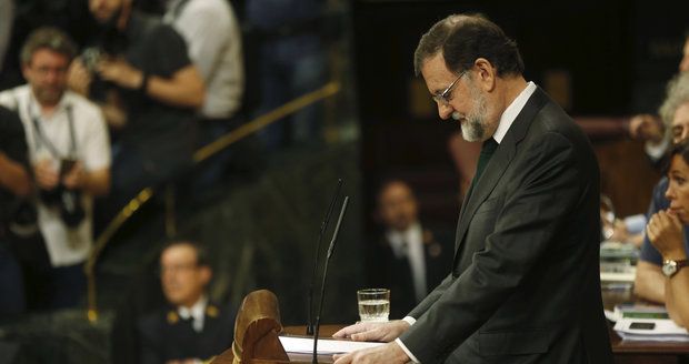 Ve Španělsku poprvé od diktatury padla vláda. Rajoye smetla korupce
