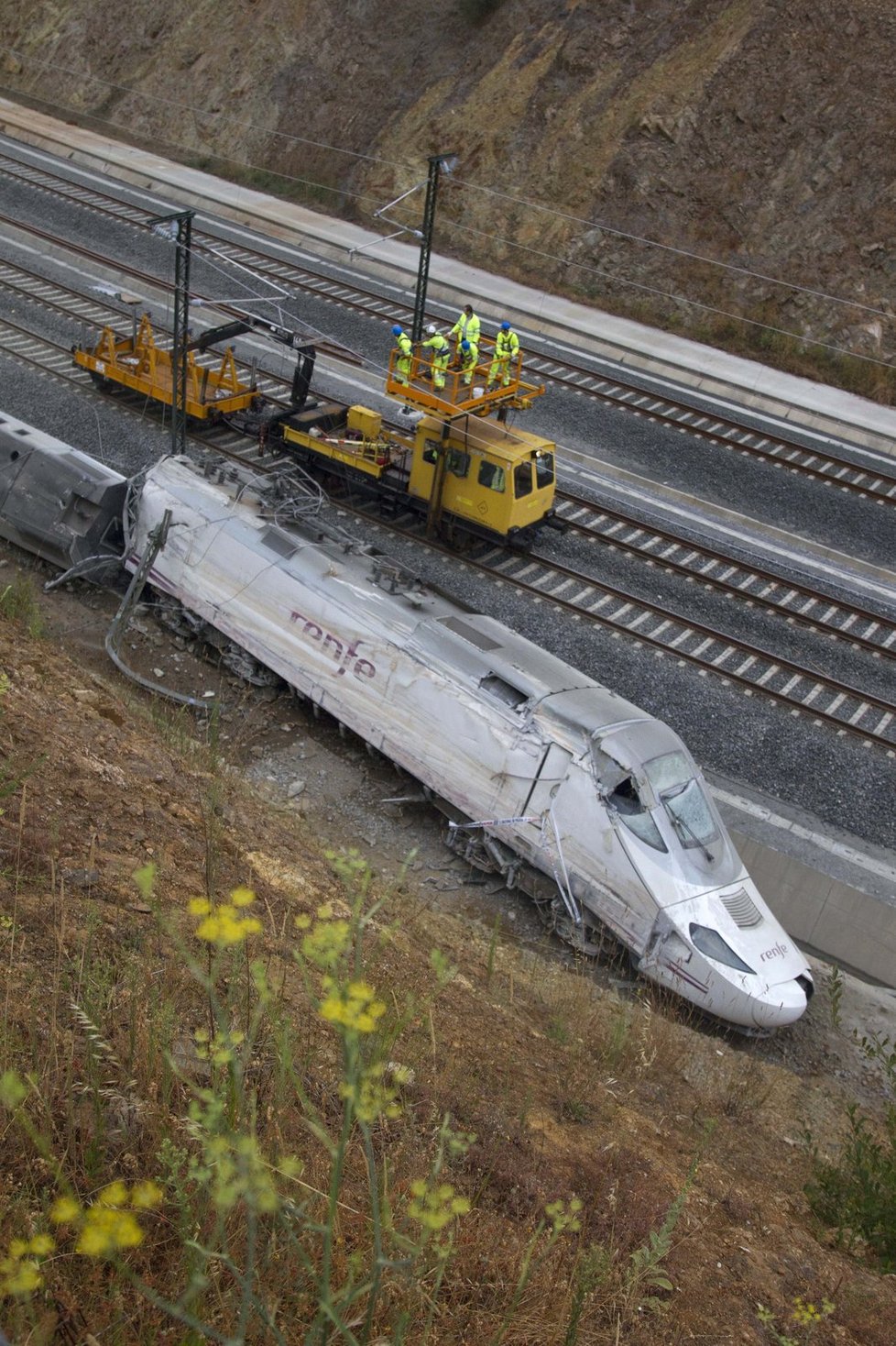 Vlak po havárii vyletěl z kolejí
