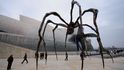Bronzová socha pavouka s obřím kokonem s vajíčky se jmenuje francouzsky Maman, tedy Maminka. Nic pro lidi s arachnofobií...