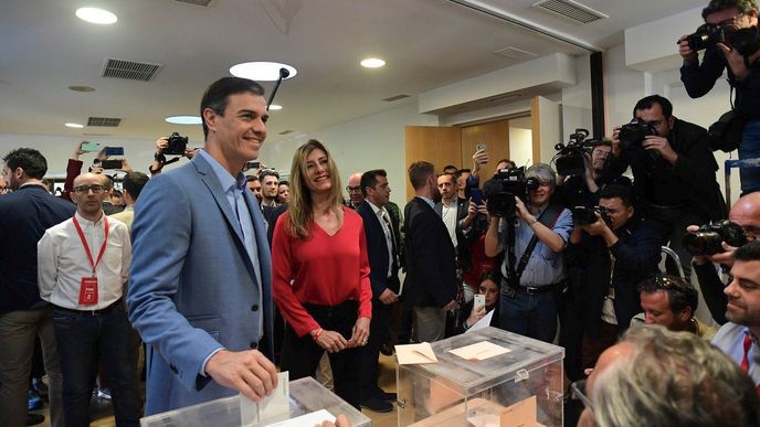 Šapnělský premiér a lídr socialistů Pedro Sánchez odvolil s manželkou