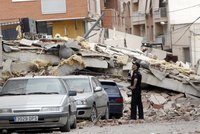 Děti přežily zemětřesení: Matka je chránila vlastním tělem