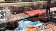 Ochutnávka lokálních vín a jamón serrano v tržnici Mercat de l’Olivar