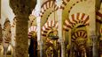 Katedrála Mezquita: Jako příklad typického mísení kultur perfektně slouží córdobská katedrála Mezquita. Arabové si na místě vizigótské baziliky postavili vlastní modlitební prostor a v 16. století byla mešita obestavěna rozlehlou gotickou katedrálou. Labyrint sloupů v zajetí křesťanské symboliky tvoří jednu z nejúchvatnějších španělských památek.