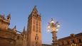 Giralda: Zvonice katedrály Panny Marie v Seville je koláží stylů dávných staletí. Věž původně sloužila jako minaret dnes již neexistující mešity, maurský původ nezapře charakteristické zdobení ve dvou třetinách výšky. Po renesanční dostavbě Španěly překonala zvonice hranici sta metrů a svou konstrukcí inspirovala architekty mnoha dalších budov.
