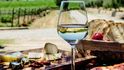 V La Vinyete můžete degustovat víno na terase nebo zde přenocovat a nasnídat se: s domácím sýrem, vynikající klobáskou a olivovým olejem