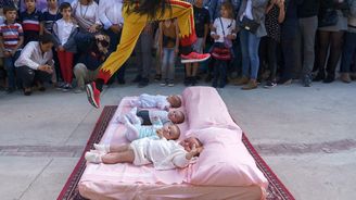 El Colacho: Bizarní španělský festival, při kterém se přeskakují kojenci v postýlkách