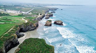 Přírodní atrakce jménem Praia das Catedrais aneb Pláž jako gotická katedrála Přírodní atrakce jménem Praia das Catedrais aneb Pláž jako gotická katedrála