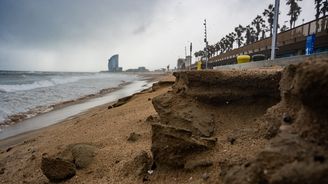 Evropské pobřeží se bortí a bere si ho moře. V ohrožení jsou proslulé pláže i pracovní místa v turistice Evropské pobřeží se bortí a bere si ho moře. V ohrožení jsou proslulé pláže i pracovní místa v turistice