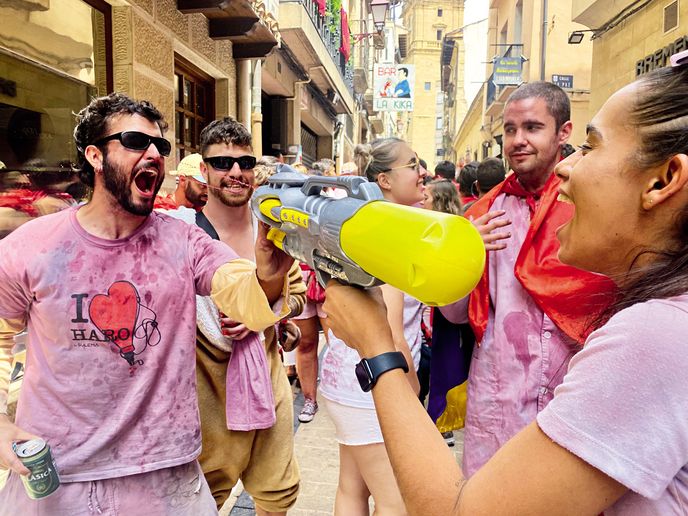 ...koná se zde slavná vinná bitva a víno teče proudem ...koná se zde slavná vinná bitva a víno teče proudem