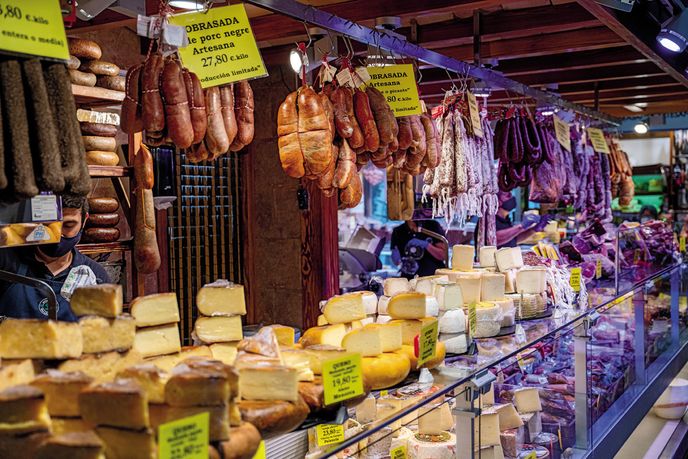 Výběr těch nejlepších lokálních sýrů a uzenin v tržnici Mercat de l’Olivar