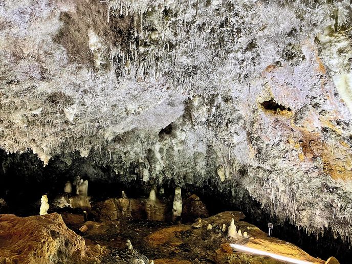 Většina jeskyně El Soplao je pokryta dobnými krápníky připomínající pavučiny nebo sněhové vločky