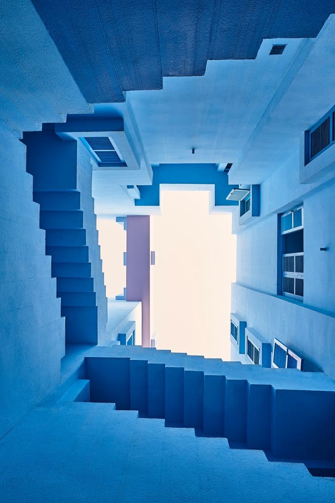 Modré chodby nejenže propojují jednotlivé byty, ale také do nich přivádí světlo