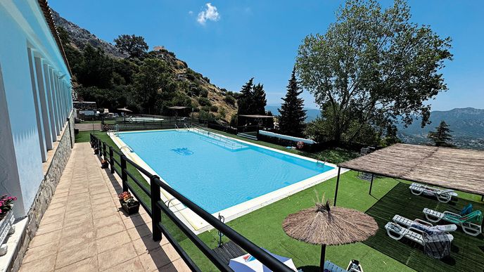 Skrytá oáza uprostřed hor v podobě roztomilé veřejné plovárny Skrytá oáza uprostřed hor v podobě roztomilé veřejné plovárny