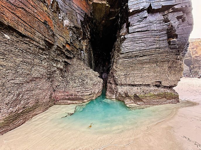 V prohlubních pláže se tvoří při odlivu malá jezírka V prohlubních pláže se tvoří při odlivu malá jezírka