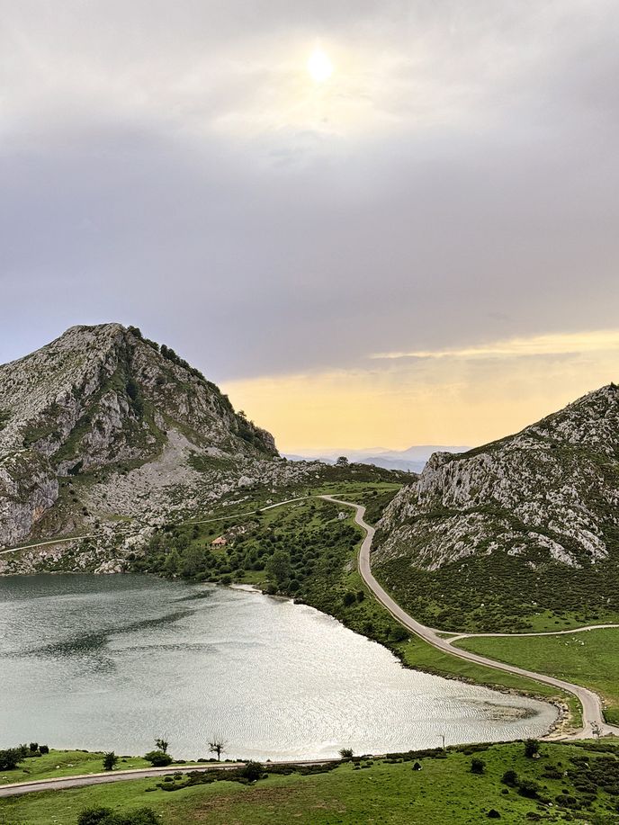 Pohled na jezero Enol a příjezdovou cestu Pohled na jezero Enol a příjezdovou cestu