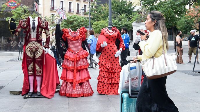 z turistiky žijící země EU jsou nyní v porovnání s průmyslovými baštami v jisté výhodě. z turistiky žijící země EU jsou nyní v porovnání s průmyslovými baštami v jisté výhodě.