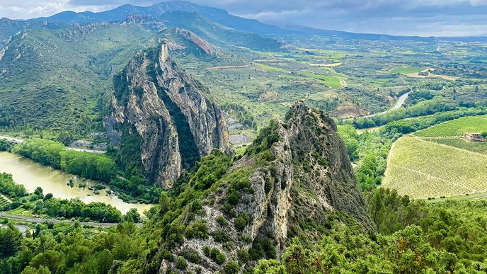 Půvabná krajina v okolí městečka Haro působí až neskutečným dojmem Půvabná krajina v okolí městečka Haro působí až neskutečným dojmem