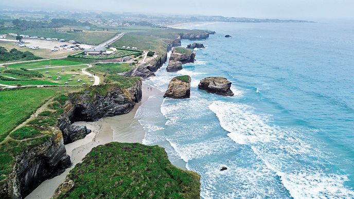 U Pláže katedrál jsou dvě velká parkoviště a jeden malý bufet U Pláže katedrál jsou dvě velká parkoviště a jeden malý bufet