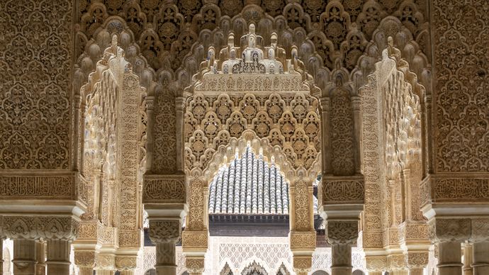 Palác Alhambra: Sídlo maurských králů padlo roku 1492 do rukou Španělů při dobývání Granady, které ukončilo dlouhou éru arabského vlivu na celém poloostrově. Tři části drahocenného komplexu se nevyhnuly úpravám nových křesťanských majitelů, svůj půvab však tisíc let stará Alhambra neztratila a i nadále je učebnicovým příkladem arabské architektury.