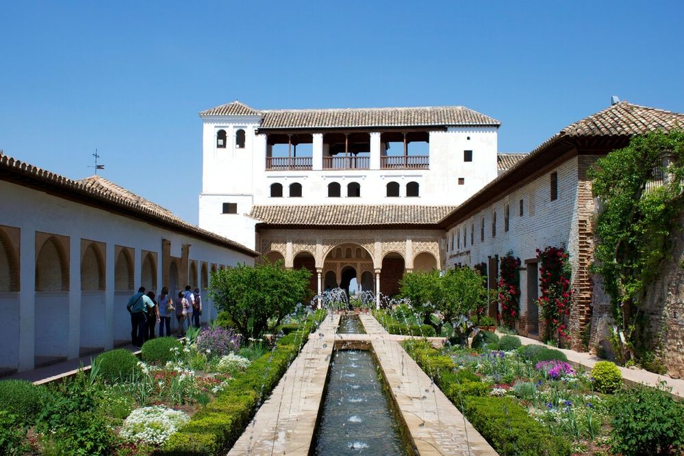 Palác Generalife: Únik od panovnických povinností měla vládcům poskytnout oáza klidu Generalife. Palác ze 14. století je propojen podzemní chodbou s Alhambrou, dokonale navržené zahrady, propracovaný vodní systém, vytříbená výzdoba a uklidňující atmosféra uvedou každého návštěvníka do harmonie.