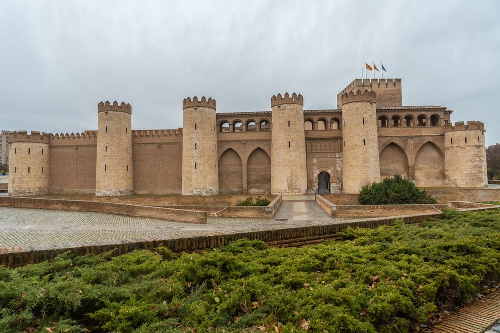 Hrad Aljafería: Arabské architektonické dědictví se neomezuje pouze na jih poloostrova. K dominantám krásné Zaragozy se řadí hradní pevnost Aljafería z 10. století. Během své existence prošla řadou úprav, ovšem díky skvostným arabeskám tu na vás dýchne prastaré kouzlo Blízkého východu.
