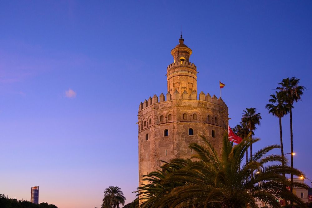 Věž Torre del Oro: Jako další arabská perla se v Seville leskne strážnice Torre del Oro. V překladu Zlatá věž sloužila k ochraně města a po odchodu Arabů jako vězení. V bývalém vojenském objektu dnes můžete navštívit muzeum námořnictví.