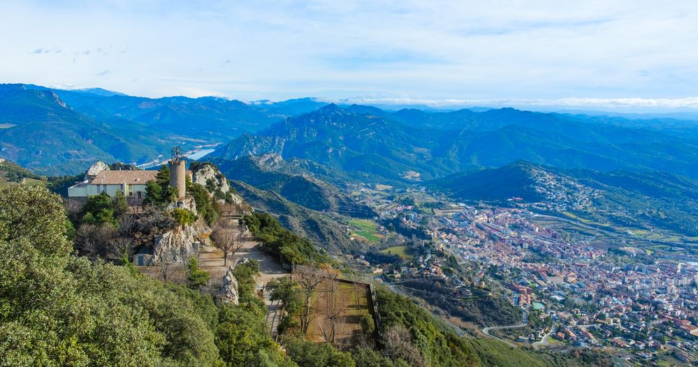 Panoramatický pohled na horu Serra de Queralt v oblasti Berga.