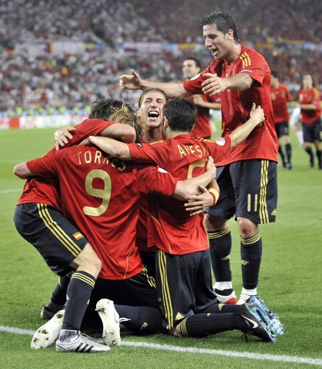 Španělé oslavují Torresův gól