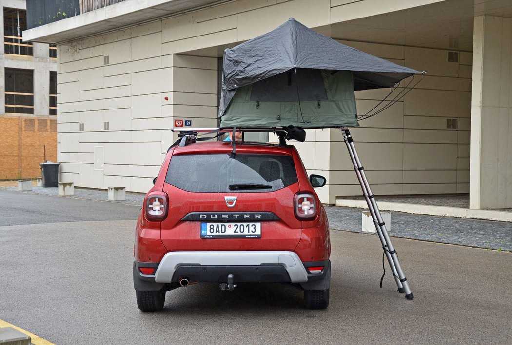 Na dlouhodobě testované Dacii Duster okoušíme slasti a strasti svobodného cestování pod střechou stanu Thule Tepui Foothill. Jde o další z možných řešení. Ve složeném stavu zabírá jen půlku střechy, takže se vedle něj vejde ještě střešní box, držák na kolo nebo loď. Daní za kompaktnost je o něco zdlouhavější rozkládání než u skořepinové verze. Plocha přečnívá přes obrys střechy, stan se opírá o schůdky a pohodlně ubytuje dva dospělé. Přijde na 49 490 Kč.