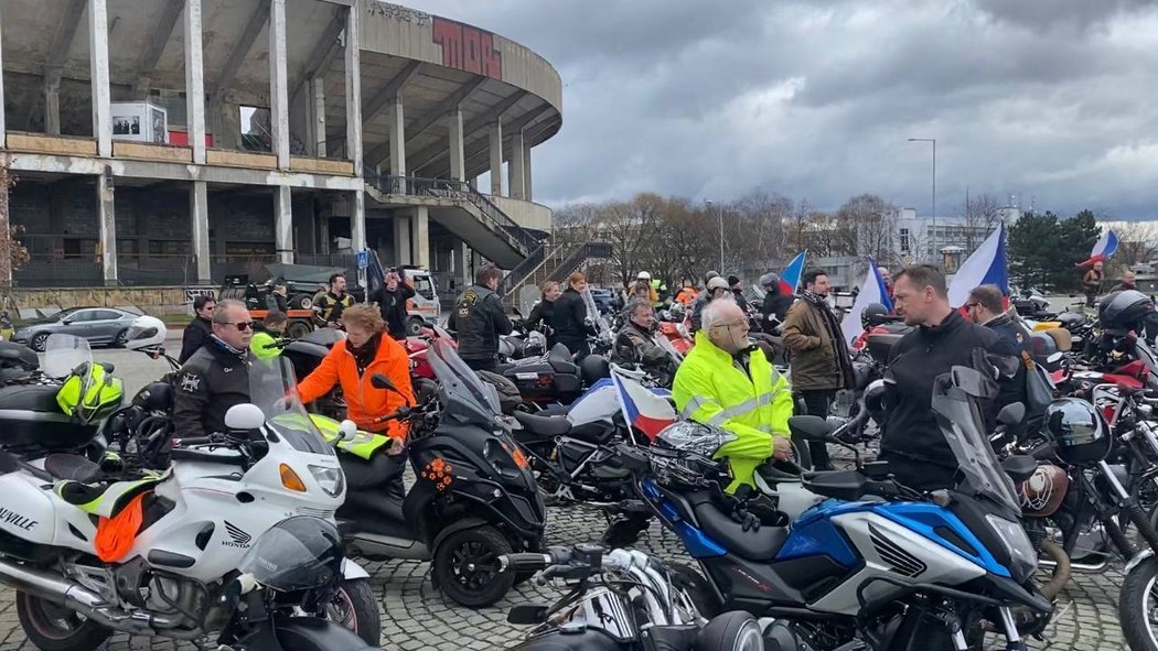 Highway to Hrad, spanilá jízda motorkářů při příležitosti inaugurace Petra Pavla. (9. března 2023)
