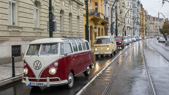 Prahou projela Spanilá jízda Transporterů, prohlédněte si fotky i video