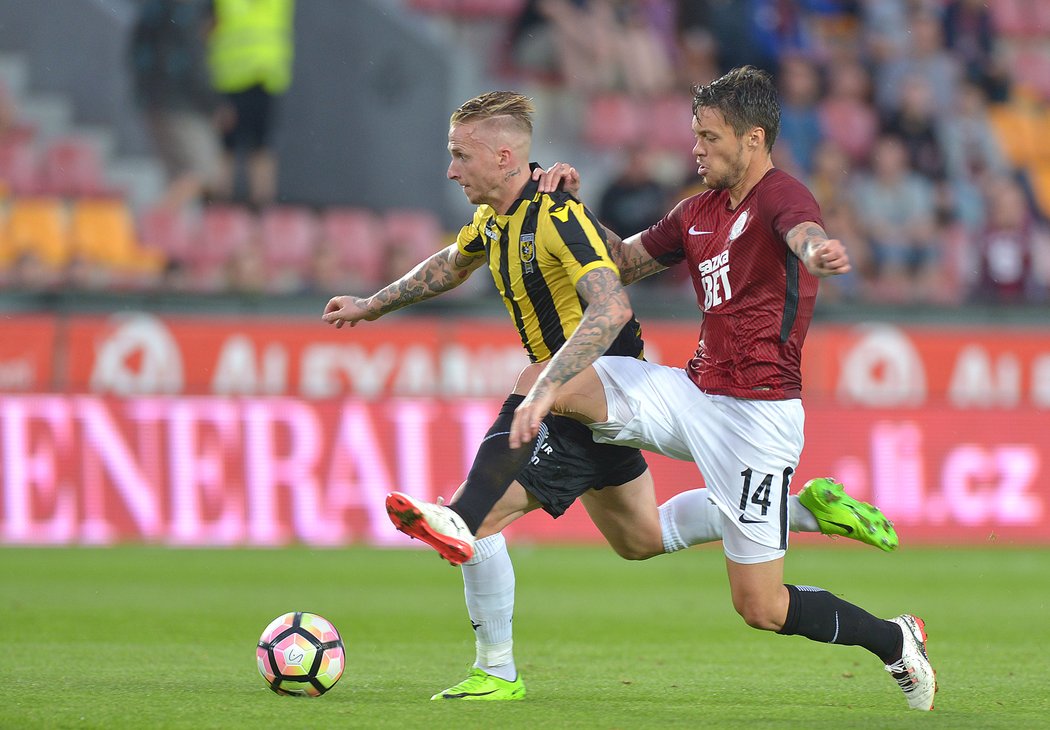 Sparťan Václav Kadlec v akci proti Vitesse Arnhem