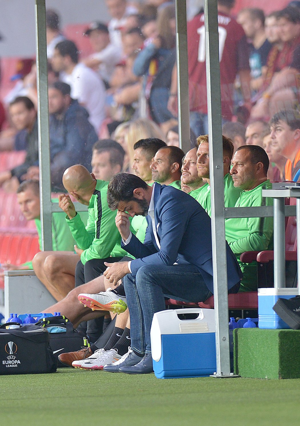 Zklamaný trenér Sparty Andrea Stramaccioni po inkasovaném gólu