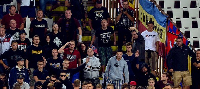 Zklamaní fotbalisté Sparty po prohře v Bělehradu u fanoušků