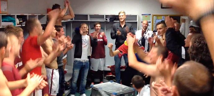 Fotbalisté Sparty oslavují vítězství nad Bilbaem v kabině.