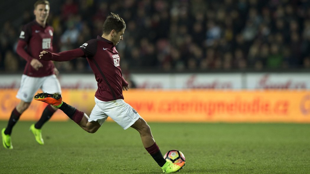 BUM! Aleš Čermák za to vzal z dálky a otevřel skóre mezi Spartou a Bohemians 1905