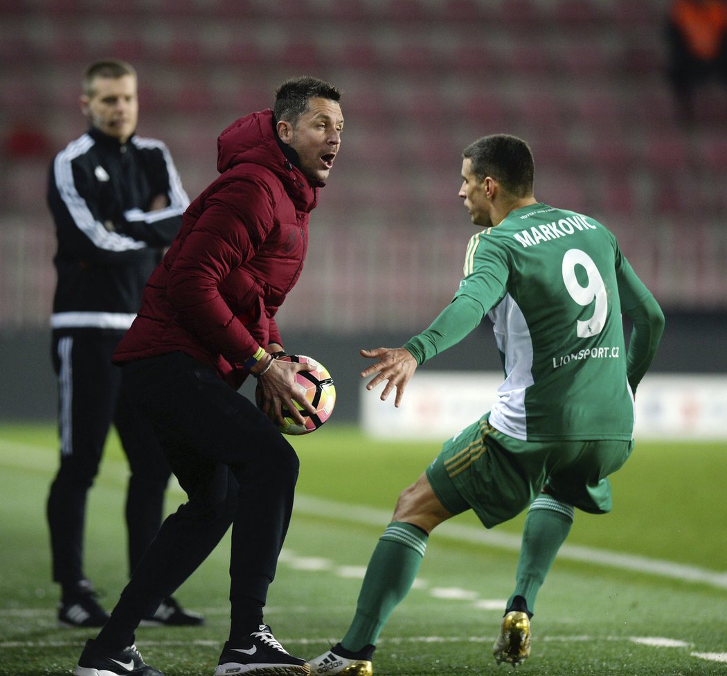 Trenér Sparty David Holoubek by nehradši v duelu proti Bohemians sám vběhl na hřiště