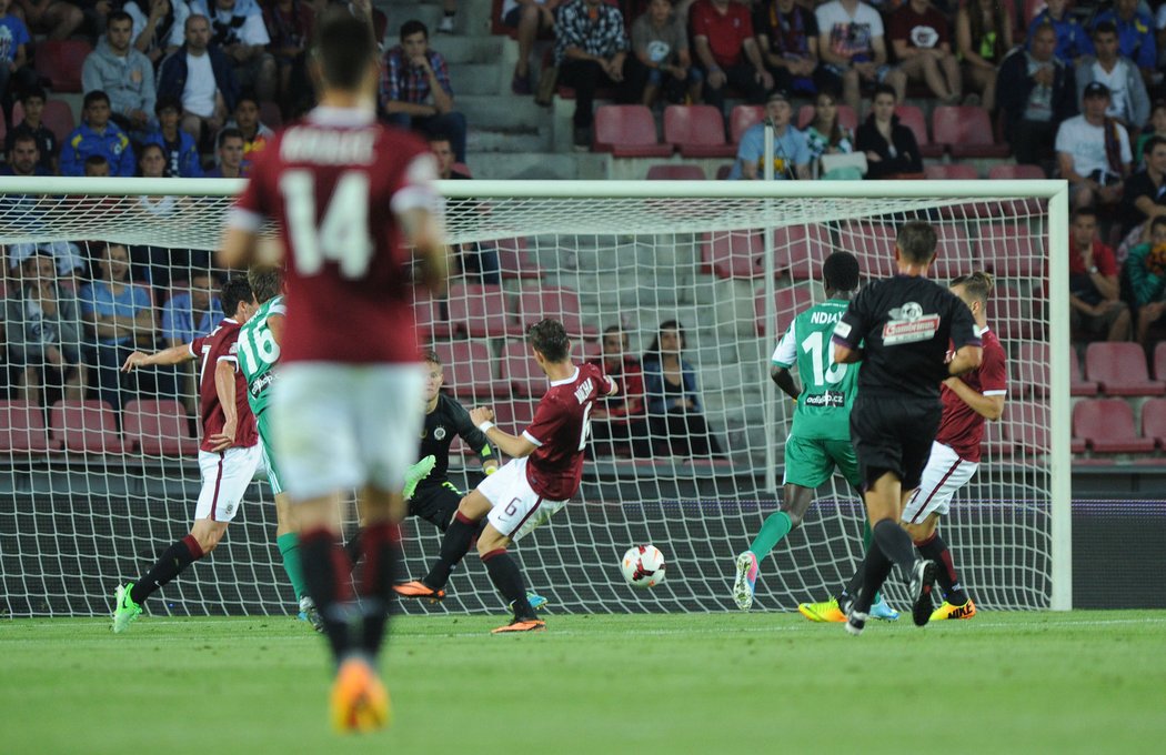 Fotbalisté Bohemians 1905 se ujímají vedení - 1:0 pro hosty.