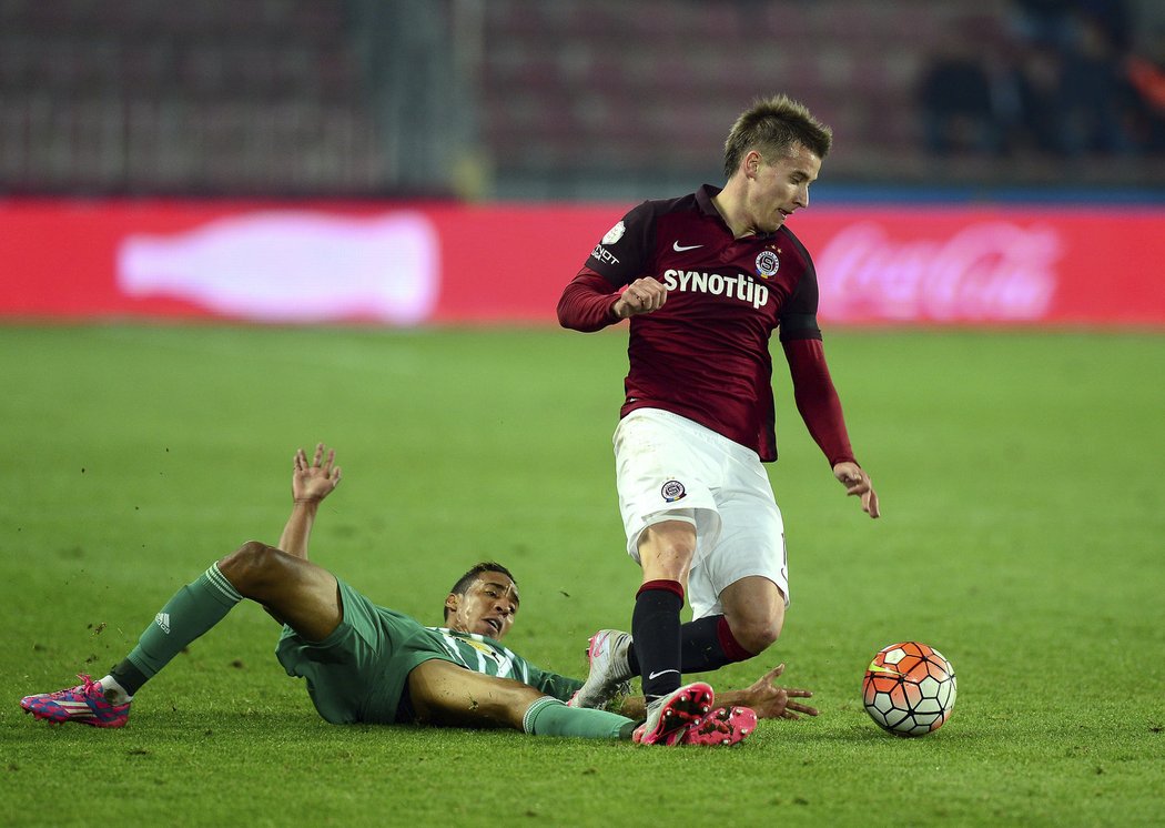 Záložník Bohemians 1905 Jhon Mosquera fauloval sparťana Lukáše Marečka