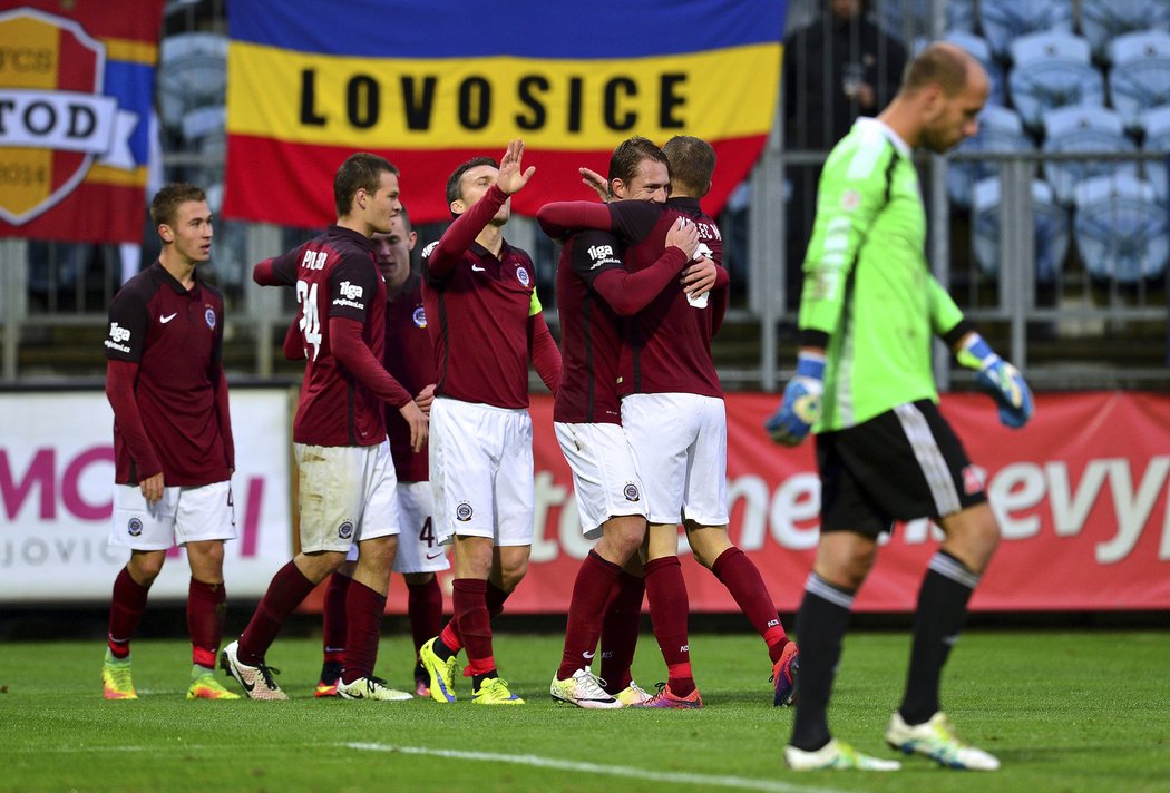 Fotbalisté Sparty slaví gól do sítě Českých Budějovic