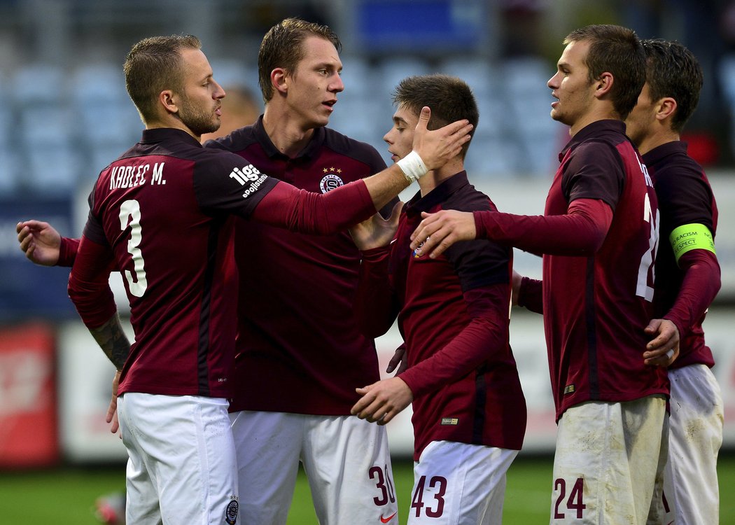 Fotbalisté Sparty slaví gól do sítě Českých Budějovic