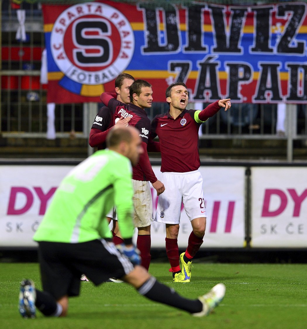 Fotbalisté Sparty slaví gól do sítě Českých Budějovic