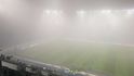 Hodinu a půl před výkopem Sparty v Rumunsku zahalila stadion mlha