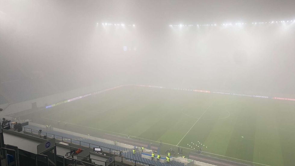 Hodinu a půl před výkopem Sparty v Rumunsku zahalila stadion mlha