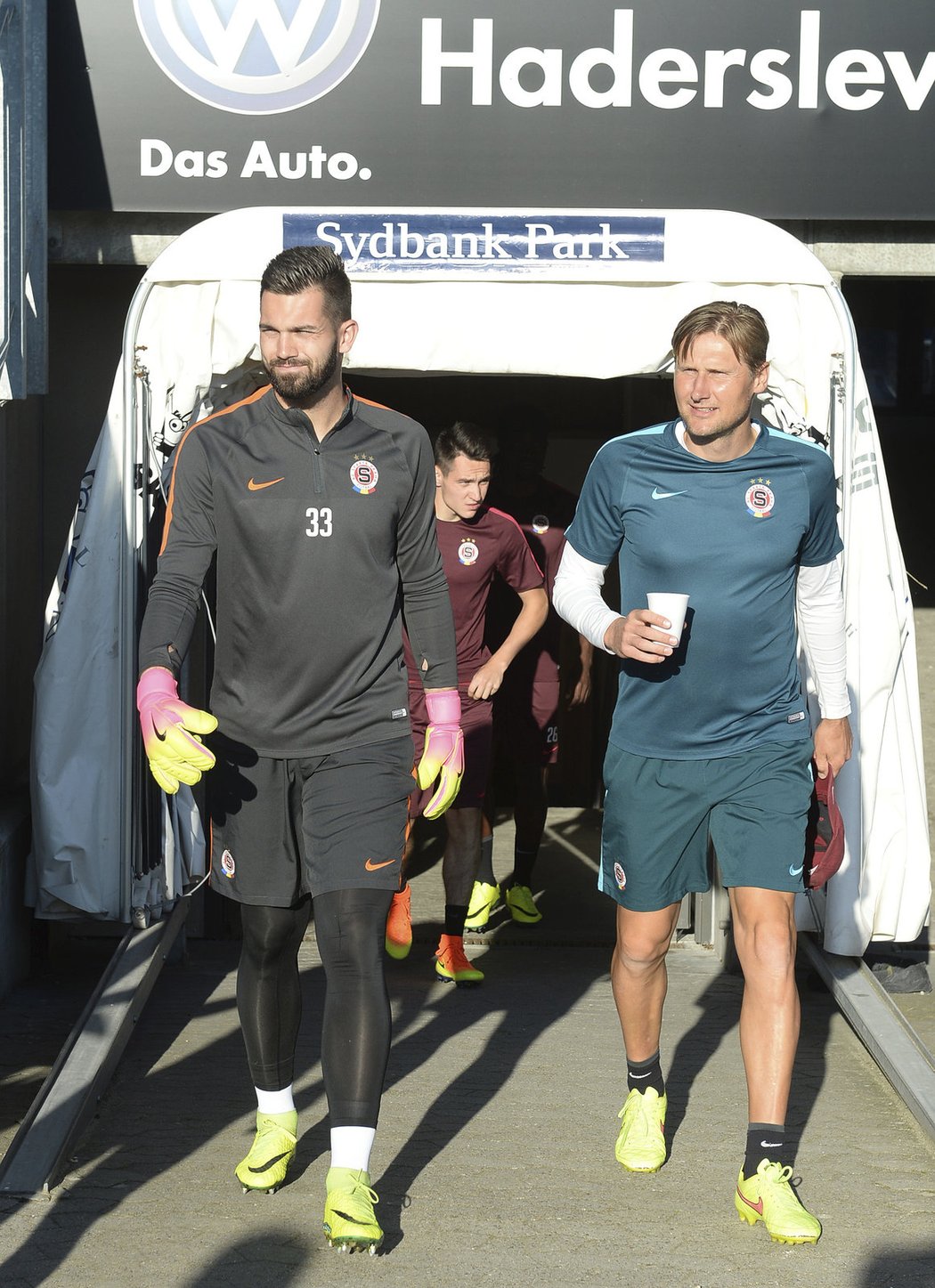 Brankář Sparty Tomáš Koubek jde společně s trenérem brankářů Danem Zítkou na trénink