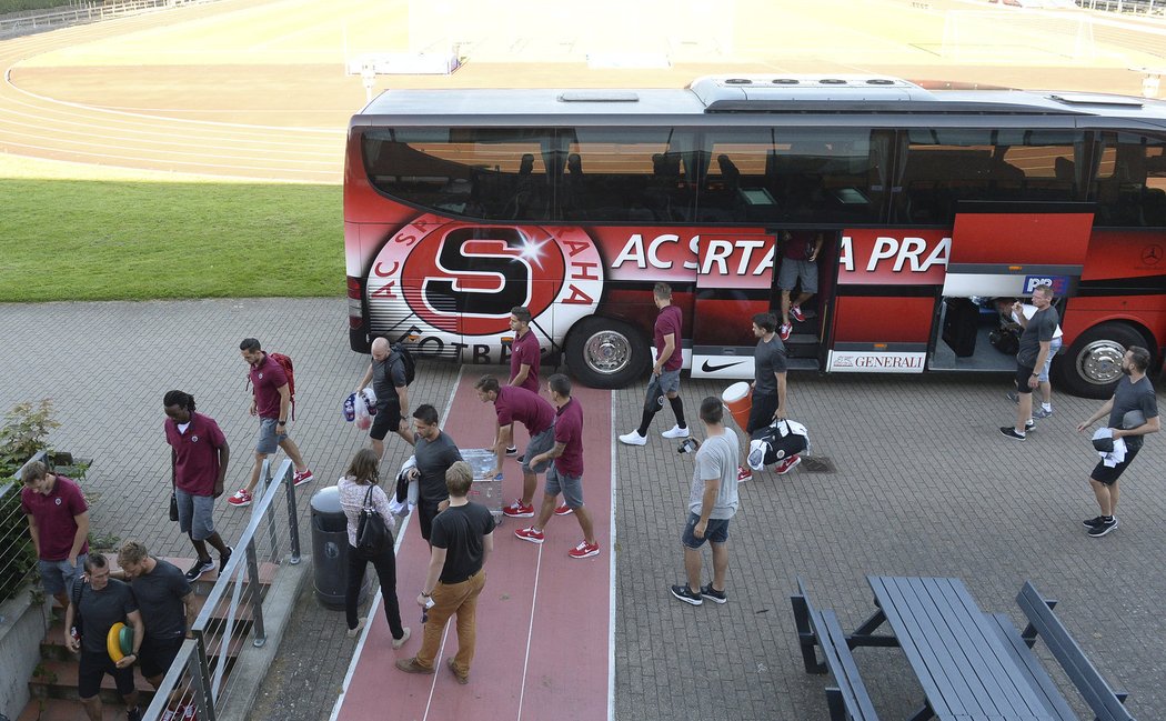 Fotbalisté Sparty přijeli na trénink v Dánsku klubovým autobusem