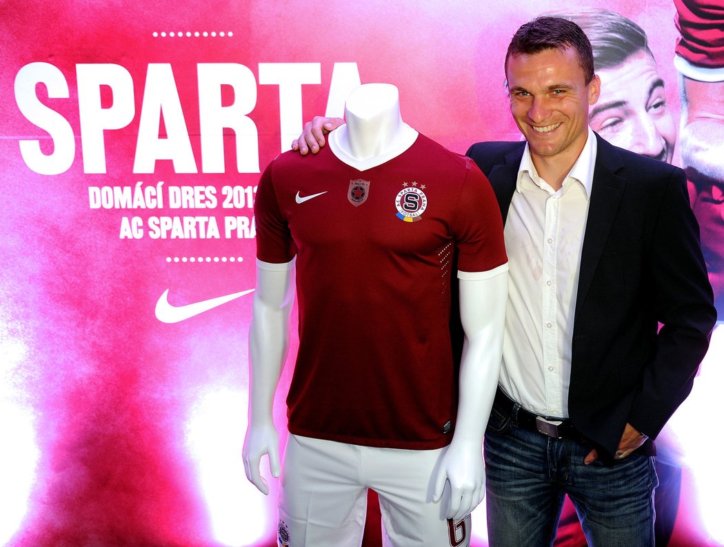 Nový kapitán Sparty David Lafata s novým dresem klubu.