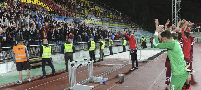 Fotbalisté Sparty děkují fanouškům za podporu.