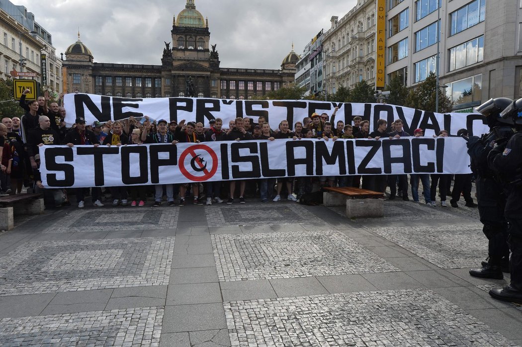 Sparťanští fanoušci ukázali nápisy proti přistěhovalcům a islamizaci